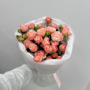 Букет из 5 кустовых роз в упаковке