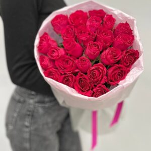букет из 21 малиновой импортной розы в упаковке Кайф Гродно