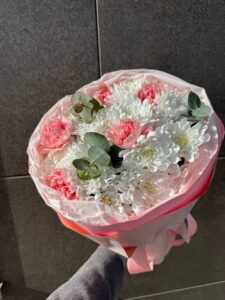 букет из кустовой хриазентым и диантусов Мася Кайф