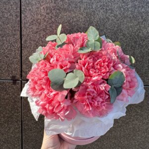 диантусы гвоздики в круглой коробке с эвкалиптом
