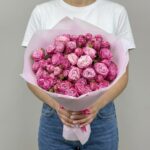 букет из 13 веток кустовой розы в упаоквке букет из 13 веток кустовой розы в упаоквке