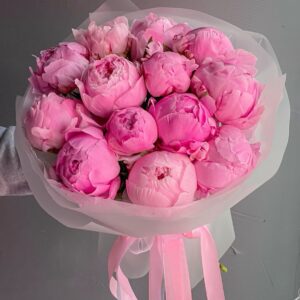Букет из 13 розовых пионов