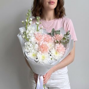 Стильный сборный букет с ароматной маттиолой, розовым диантусом и белой хризантемой Балтика в дизайнерской упаковке, купить в Гродно.