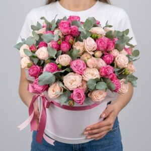 кустовые розы в коробке Кайф Гродно