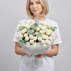 Большой букет из 11 веток белой кустовой хризантемы в стильной упаковке, купить с доставкой в Гродно.
