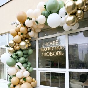 Оформление входа в салон красоты шарами на открытие в Гродно, разнокалиберная гирлянда