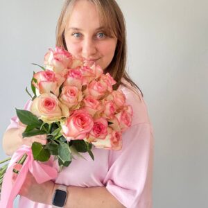 бело-розовые розы в ленту атласную 60 см Кайф