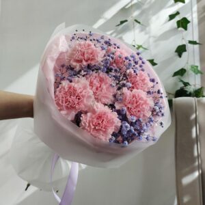 Нежный букет из розовых диантусов и сиреневой гипсофилы с доставкой в Гродно