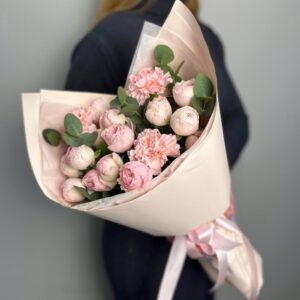 букет с кустовыми розами и розовыми диантусами и эвкалиптом