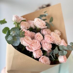 букет из 5 кустовых роз с эвкалиптом