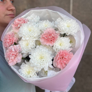 Букет из белых кустовых хризантем Алтай и розовых диантусов в розовой упаковке купить в Гродно