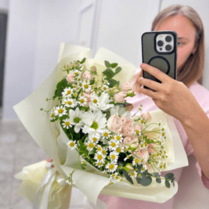 Нежный полевой букет из розовых кустовых роз, ромашек и эвкалипта в светлой упаковке, купить в Гродно