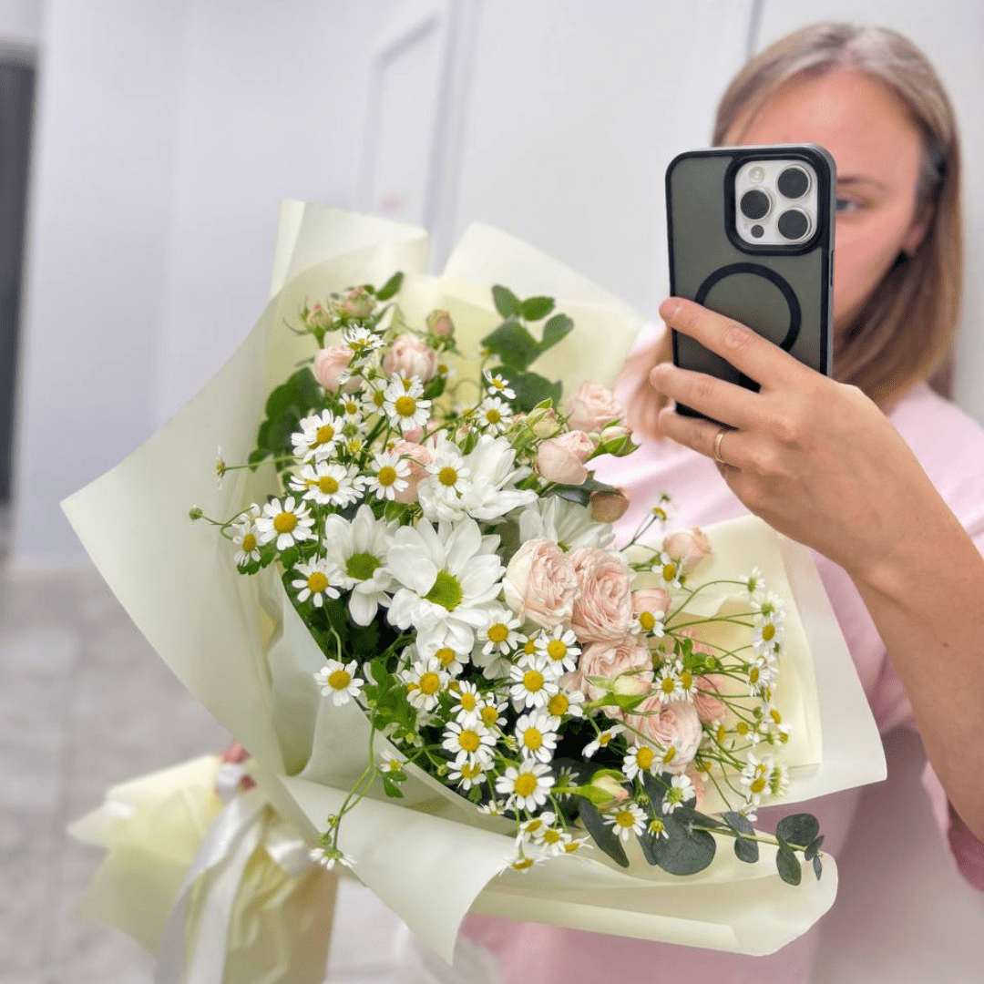 Нежный полевой букет из розовых кустовых роз, ромашек и эвкалипта в светлой упаковке, купить в Гродно