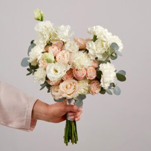 Свадебный букет с пионовидными розами, эустомой и эвкалиптом купить в Гродно | Цветочный магазин Кайф
