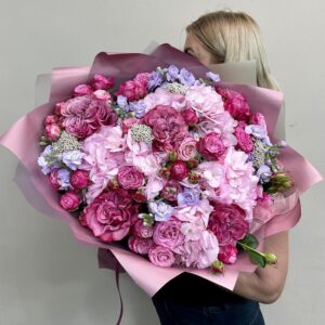 Букет из 7 веток белой кустовой хризантемы в светлой упаковке с доставкой по Гродно