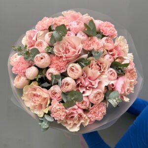 Сборный букет из эквадорских роз, кустовых роз Мэнсфилд Парк, диантусов и эвкалипта с доставкой по Гродно