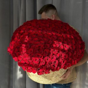 Большая композиция из 201 розы в плетёной корзине с доставкой по Гродно