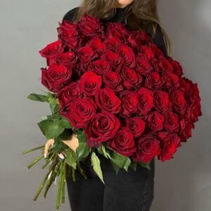 Большой букет из 51 эквадорской розы 60 см с крупными бутонами в упаковке с доставкой по Гродно