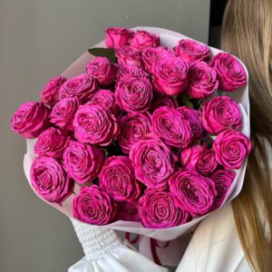 Букет из 7 веток ярко-розовой кустовой розы в упаковке с доставкой по Гродно