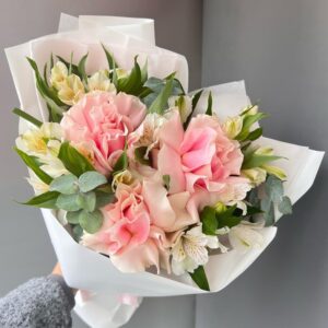 Авторский букет с французскими розами, альстромерией и эвкалиптом