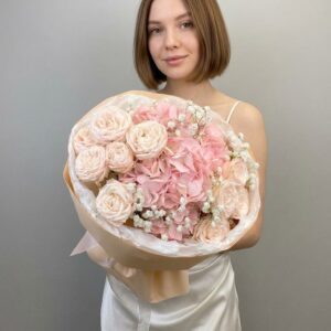 Букет с розовой гортензией, розами Bombastic и гипсофилой купить в Гродно | Нежный авторский букет | Цветочный магазин Кайф