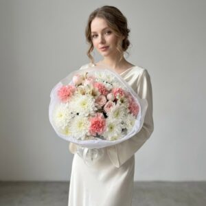 Букет с альстромерией, пионовидными кустовыми розами, диантусами и кустовой хризантемой купить в Гродно | Авторский букет | Цветочный магазин Кайф