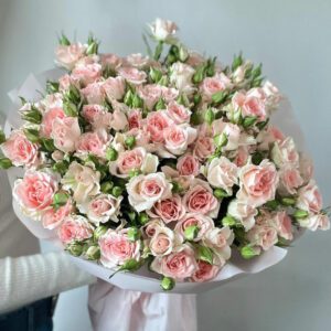 Букет из 19 веток нежно-розовой кустовой розы в упаковке с доставкой по Гродно