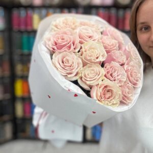 Букет из 15 бело-розовых эквадорских роз 60 см в упаковке с сердечками с доставкой по Гродно