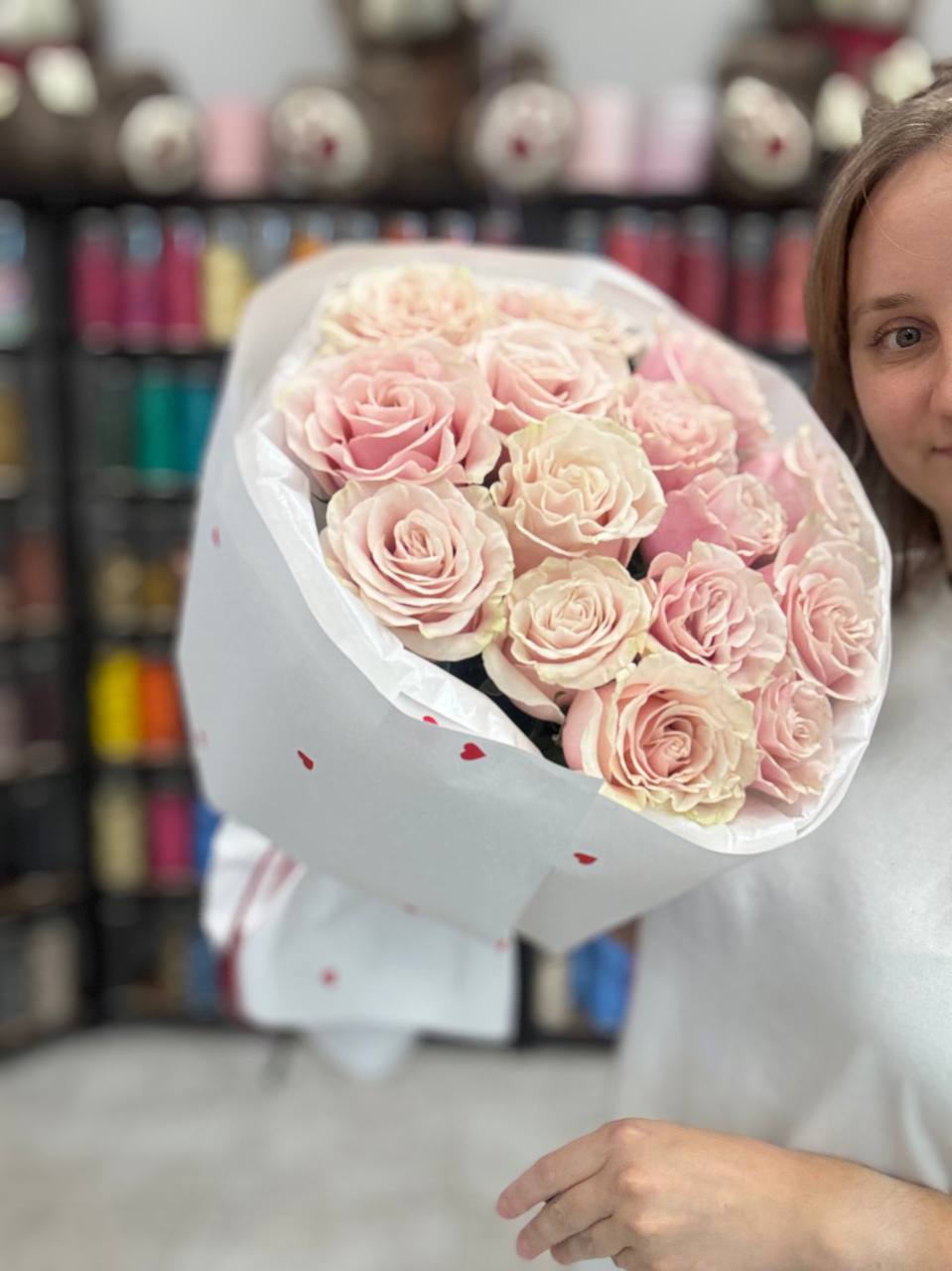 Букет из 15 бело-розовых эквадорских роз 60 см в упаковке с сердечками с доставкой по Гродно