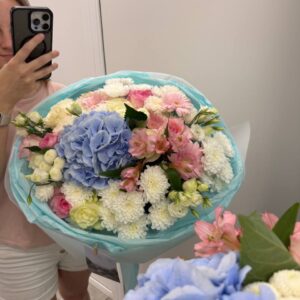 Сборный букет из голубой гортензии, белых и бело-розовых роз, эустомы, гербер и кустовых хризантем купить в Гродно | Букет «Голубая мечта» | Кайф