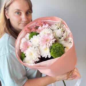 Сборный букет с розовыми герберами, белыми хризантемами, зелёными диантусами и альстромерией с доставкой по Гродно